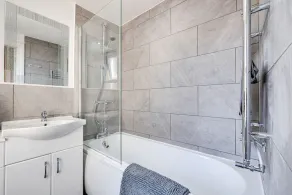 Spacious 5 bed house next to Kirkdale Station - Image 4