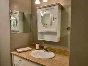 A bright suite with lots of room for fun and relaxation, just 5 minutes from the Halifax ferry! - Image 4
