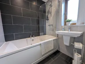 Dean House-Parking-Dog friendly-Kitchen-Contractors-Leisure-Fast WiFi - Image 4
