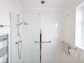 11 Shorecroft -  a family house that sleeps 8 guests  in 3 bedrooms - Image 2