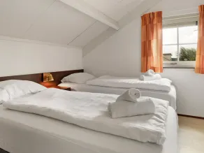 Spacious Holiday Home With Jetty - Image 4