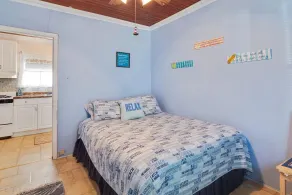 Great Beach Bungalow, steps from the ocean!! Free Wifi & Beach Tags!! - Image 5