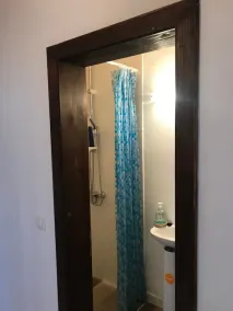 Ländliches Einfamilienhaus, neu renoviert, in einem authentischen rumänischen Dorf gelegen - Image 2