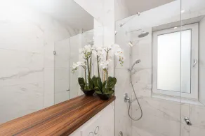 2 bedroom seaside apartment with complimentary garage - Image 3