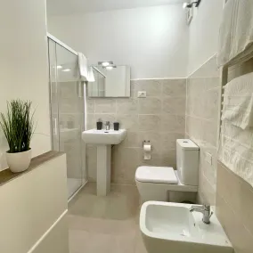 Rosy Suite Bed and Breakfast - Image 5