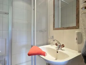 Doppelzimmer mit Dusche, WC #5 - Gästehaus - Pension Hölzl - Image 3