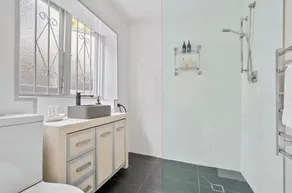 Pet Friendly Modern Apartment in Rose Bay near water - Image 4