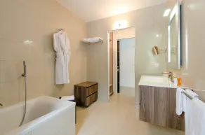Luxury Modern Villa with 6 Bedrooms featuring a Private Pool, Garden, Parking & SPA - Image 4