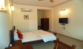 Elegant Spacious Room near WTP - Image 4