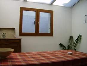 Pretty typical and old house in very good condition in the center and quiet - Image 4