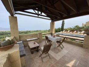 Panoramic luxury with heated infinity pool, sun deck, gym, bbq patio and garden - Image 5