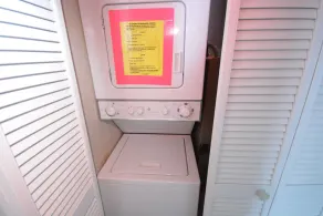 Spacieux condo de 3 chambres au décor chaleureux, beau carrelage au sol, parking pour deux voitures et WiFi situé dans le centre-ville et à seulement une minute de la plage! - Image 2