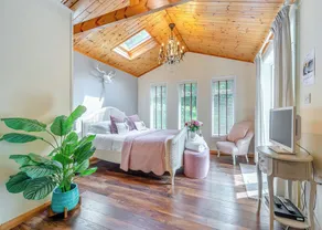 Spacious and luxurious lodge. - Image 4