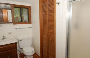 3 chambres, 2 salles de bain, facile d’accès, porche couvert, vues diligentes et Internet - Image 2