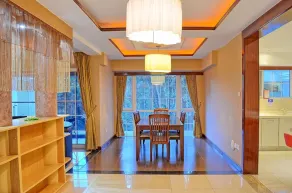 2 bedroom apartment in a leafy suburb - Image 2