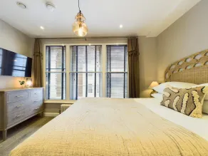 Chic Modern One-Bed in the Heart of Chinatown/Soho - Image 4