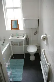 Smagfuldt renoveret, ideelt beliggende sommerhus for en fredelig eller aktiv pause. - Image 2