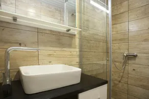 Studio apartment for single travellers or couples with king size bed - Image 3