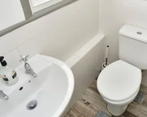 This cottage is a 4 bedroom(s), 2 bathrooms, located in Broadstairs, England. - Image 4