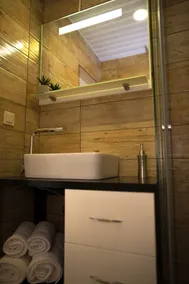 Studio apartment for single travellers or couples with king size bed - Image 4