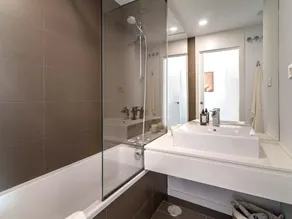 Newly Built 3-BDRM Luxury Apt w/ Stunning Sea Views - Image 2
