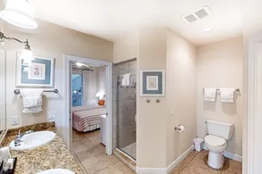 Sunny Beach to Bay Condo W/ Shared Pool, Free WiFi, Washer/Dryer, Garage Parking - Image 5