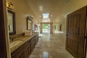 Tropical Villa. Pool & Hot Tub. 5 Minutes to Beach or Downtown! - Image 3