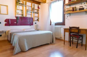 Venice's neighbour Home - Image 3