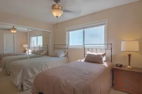 Wow, denna fantastiska övre enhet bara ett hus till stranden har kik-a-boo utsikt - Image 4