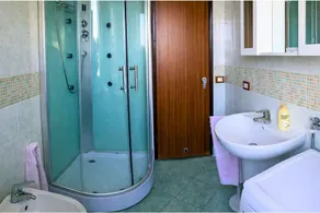 Amplio apartamento de 4 dormitorios con jardín privado a sólo 100 metros de la playa - Image 4