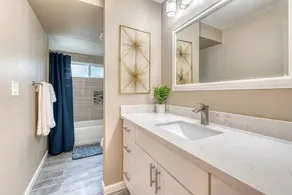 Chic & Spacious 5 BR Stylish House! Prime Location, Free Parking, Fast Wi-fi - Image 3