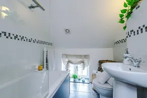 NEW Stunning 3 Bed Cottage in Audlem by 53 Degrees Property Ideal for Families & Groups - Image 3