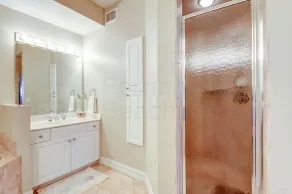 Deluxe Condo at Main Beach - Image 4