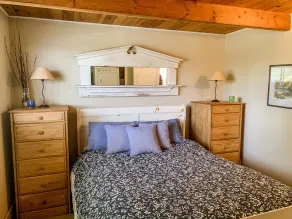 A sweet Puget Sound view cabin with Mutiny Bay beach access. - Image 4
