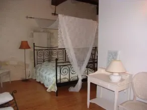Historic XIV Century Cottage with Modern Comforts, Garden and Parking - Image 4