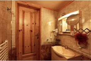 Seven Bedrooms House - Image 3
