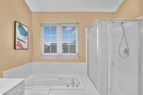 Luxurious 4 Bedroom Townhome Close to DC Metro Area - Image 5