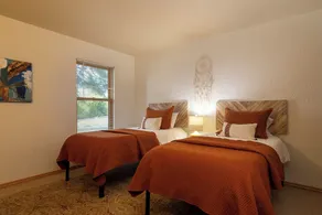 Sunlit 3 bedroom, enclosed dog friendly yard in quiet neighborhood - Image 3