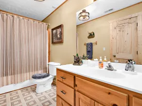 Decorated Christmas log cabin with mountain View, Hot Tub, Pool Table, sleeps 10 - Image 4