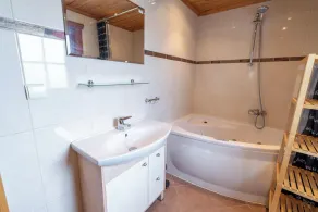 Chalet with an open-plan kitchen and dishwasher - Image 2