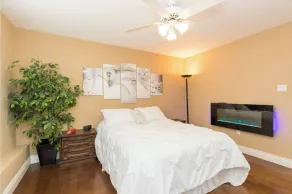 Unique spacious upper Condo Suite. Steps from waterfront - Image 4