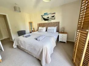 Charming Lake House nature retreat in Cotswold Water Park, South Cerney near Cirencester - Image 4