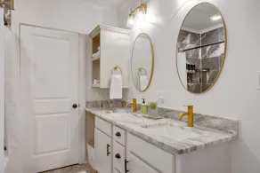 Newly Renovated Lakefront home with boat house, launch and 2 piers! - Image 3