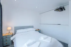 Modern 1BR Apartment in Whitefield, Manchester with Private Parking - Image 5