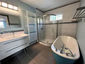 Waterfront Cottage facing Lake Ontario with 3 bedrooms, two bathrooms - Image 3