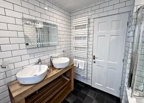 Beautiful 1 bedroom chalet with loch and lambing meadow views - Image 4