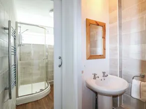 13 MANORCOMBE BUNGALOWS, pet friendly, with pool in Gunnislake - Image 2