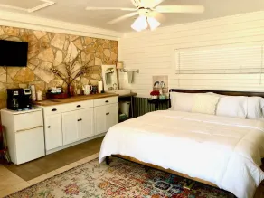 BIRDHOUSE COTTAGE - King Bed: Cozy cottage with Lake Views & Access - Image 5