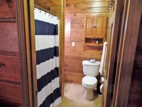Lake Front Lodge With Beautiful Lake Views And 5 Bedrooms And 5 Bathrooms. - Image 5