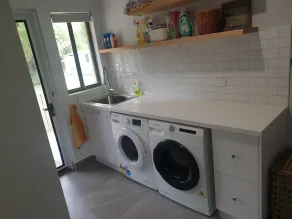 Spacious house 2 min walk from town and backs onto Ovens River - Image 2